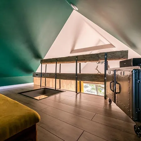 Domandi Mountain Przesieka